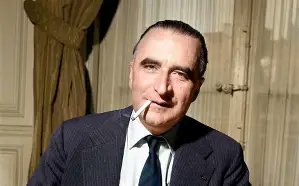 BBeyern's tweet photo. Le #2avril 1974 mourait Georges Pompidou.
Sur sa tombe, à Orvilliers (78), la mention "Président de la République" n'apparaît pas.
Tout comme sur celle du général de Gaulle.
François Mitterrand n'en a pas voulu non plus.
Ainsi que Jacques Chirac.
Valéry Giscard d'Estaing, si. https://t.co/aTvO3gLhny