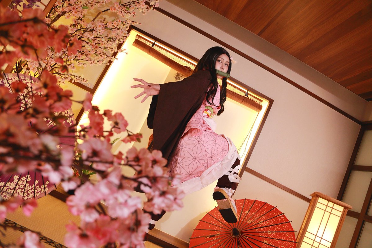 mikaru0817's tweet photo. 「咯——咯——，我——好——嗯——」！
猜猜看我在說什麼？(///▽///) 
咬著竹筒真的是很難說話~
突然就進入「大舌頭模式😜」
沒想到還有���會出到鬼化版本的禰豆子，眼線畫了三遍才對味！希望有成功蛻變出不同感覺🔥也感謝白貓寶寶借偶服裝大全套💖💖

📷THX_潘潘
#鬼滅の刃 #禰豆子 #cospaly https://t.co/k4dY7YwMoJ