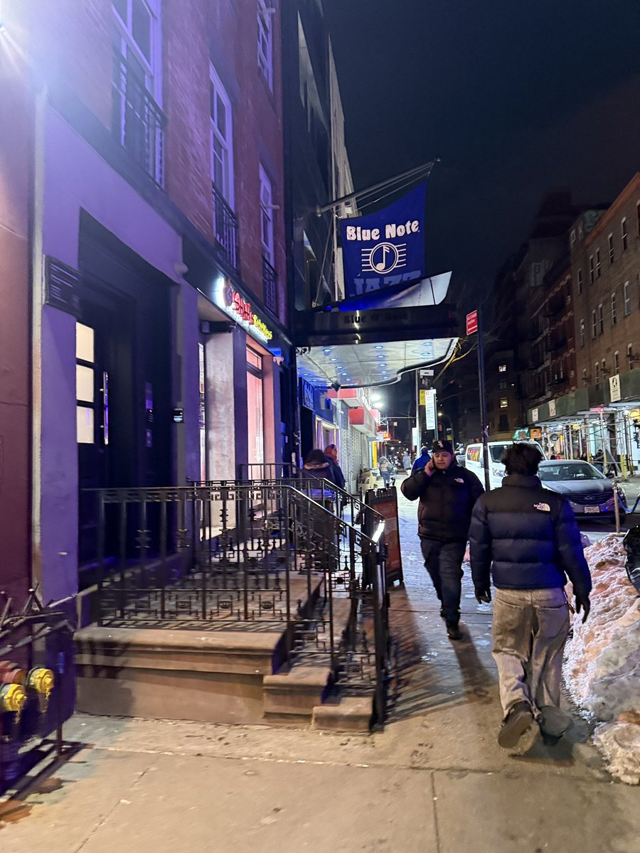 timecontrol's tweet photo. 2月にNew YorkのBlue Noteで観たMohini Deyの写真と動画を今頃アップ笑
Blue Note Tokyoも行きたかった…
New Yorkでは家族も来ていたり、終演後に写真撮ってもらえたりした。
Mohini DeyはGreg Speroが好きで知ったんだけどGreg Speroもおすすめ。
#mohinidey #bluenote https://t.co/pq6Hv0Hhcw