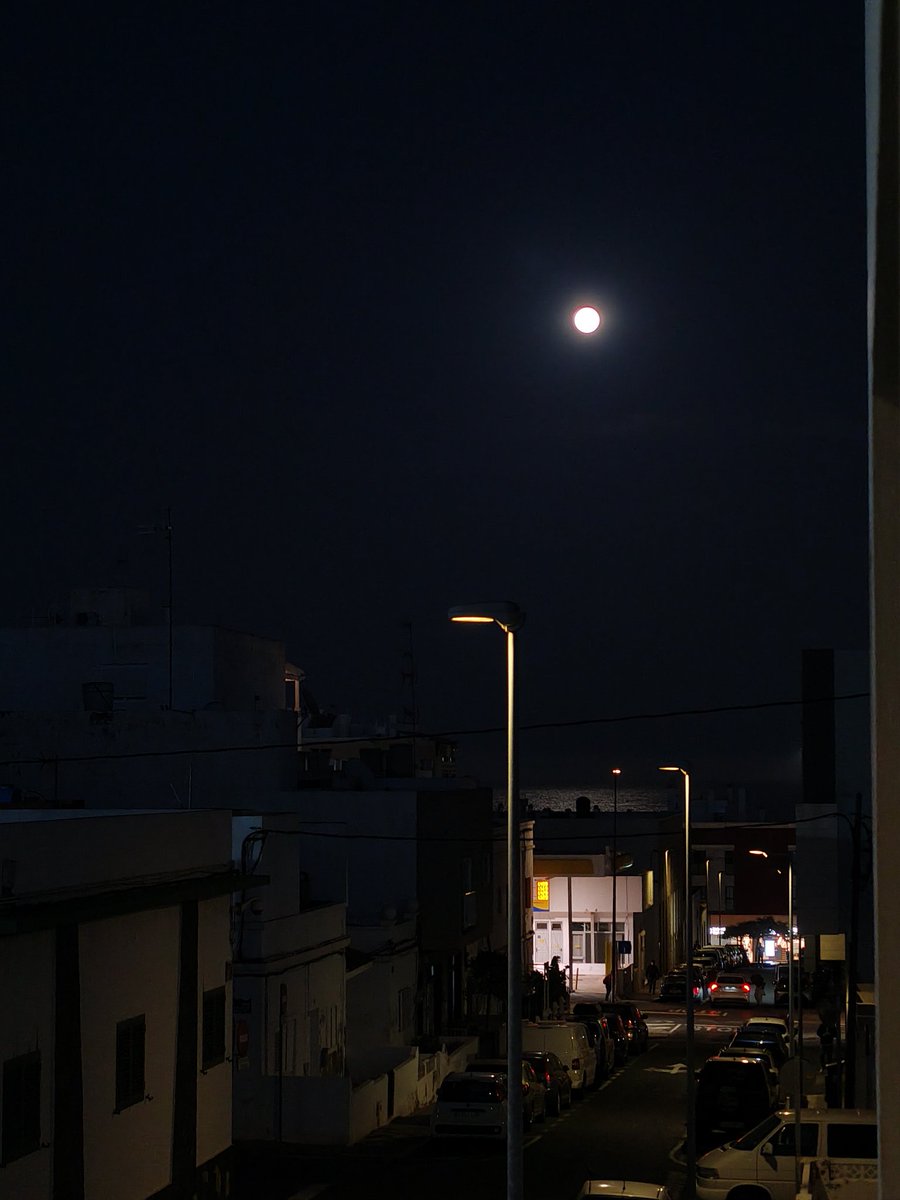 bermaxo09's tweet photo. Luna Llena de Abril sobre #PuertodelRosario 
#moon #luna 
#Felizjueves https://t.co/WDnfOFUlmY