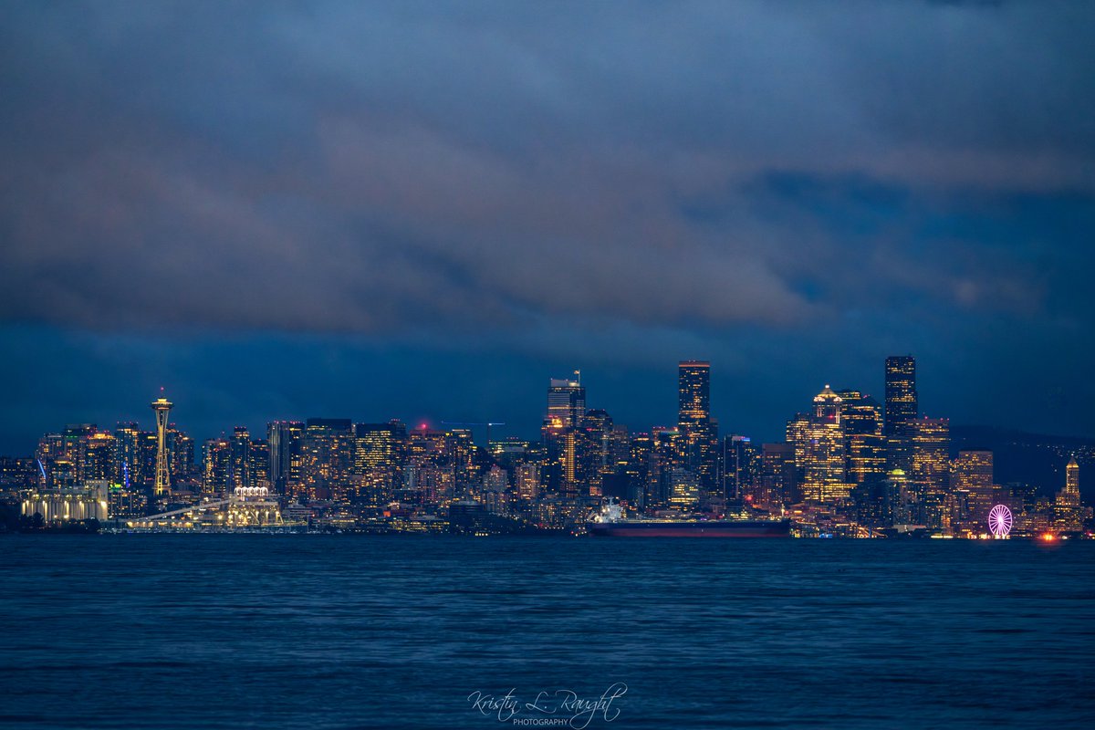 KristinLRaught's tweet image. Tonight's Pink Moon rising over Seattle. #fullmoon