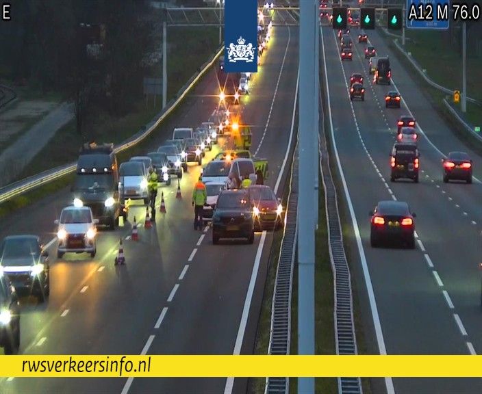RWSverkeersinfo's tweet image. ❌ | Twee dichte rijstroken op de #A12 bij Driebergen na een ongeval met meerdere voertuigen. Het is wachten op de berger. Ga je richting Utrecht? Dan sluit je bij Veenendaal-West aan in de file en moet je rekening houden met 60 minuten extra reistijd.