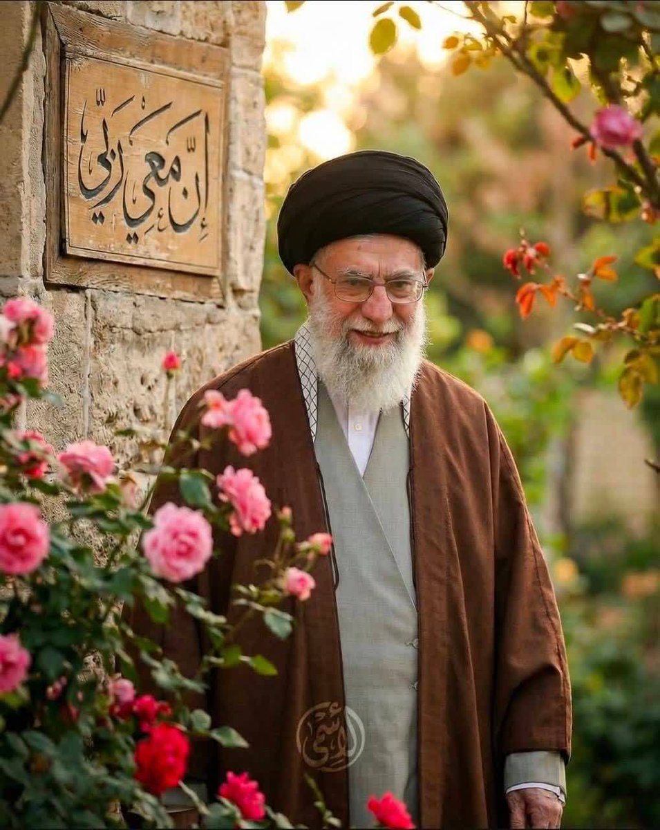 ༄ུ
میزنم سبزه گره تا گره ای وا گردد
سالمان سال ظهور گل زهرا گردد
میزنم سبزه گره نیتم اینست خدا
یوسف گمشده ارض و سماء برگردد
میزنم سبزه گره سبز شود دست دعا
وانکه رفتست زدستم بدعا برگردد
غیبت یار سفرکرده بلایی ست عظیم
عاشقان سبزه ببندید که یار برگردد....
#سیزده_بدر_در_خیابان