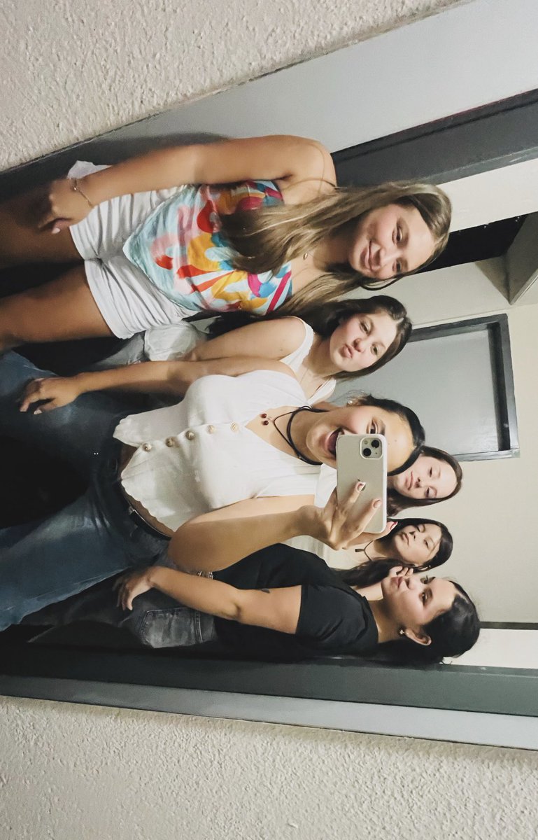 ccamiggonzalez_'s tweet photo. qué sentimiento más hermoso es sentirse amada en tu grupo de amigas ❤️‍🩹 https://t.co/2oiZckGwwp