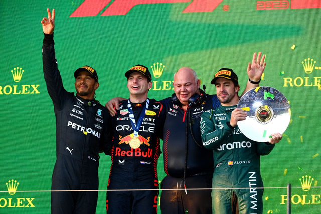MsportXtra's tweet image. #F1 #OnThisDay, April 2nd 2023. Chaos, yellow flags, contact, safetycars, red flags and a finish behind the safetycar. The #AustralianGP had a podium of @Max33Verstappen , @LewisHamilton and @alo_oficial . youtube.com/watch?v=FExS3l… #MsportXtra @UnracedF1 @ausgrandprix