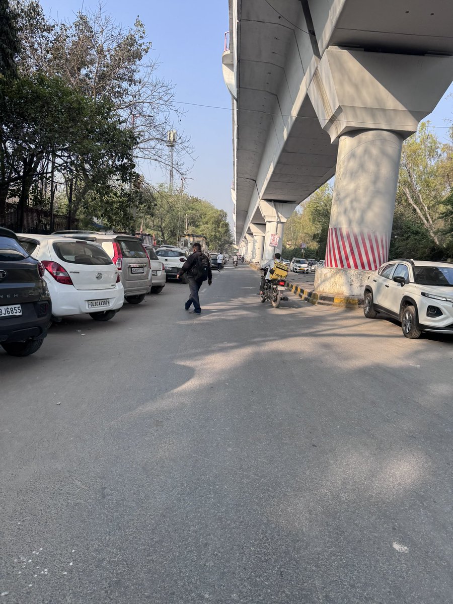 RahulMo38020289's tweet photo. Hvy Traffic Jam at PS Msyur Vihar Road due 2 illegal parking &amp; crption of local &amp; senior police frm  10yrs.Road-fotfath cpturd. Ppl r frcd 2 walk on road. CBI Raid is urntly required here. @CBIHeadquarters @PMOIndia @CMODelhi @LokNiwasDelhi @dtptraffic @DelhiPolice @DCPEastDelhi https://t.co/s6Tr06dW7Y