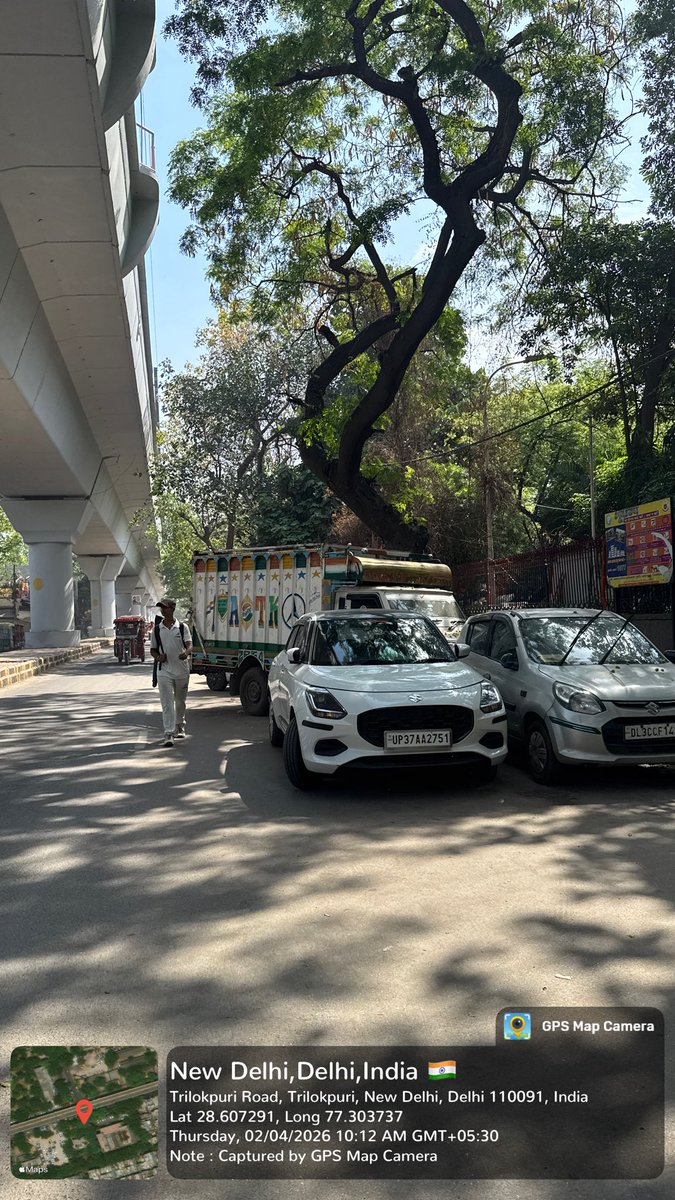 RahulMo38020289's tweet photo. Hvy Traffic Jam at PS Msyur Vihar Road due 2 illegal parking &amp; crption of local &amp; senior police frm  10yrs.Road-fotfath cpturd. Ppl r frcd 2 walk on road. CBI Raid is urntly required here. @CBIHeadquarters @PMOIndia @CMODelhi @LokNiwasDelhi @dtptraffic @DelhiPolice @DCPEastDelhi https://t.co/s6Tr06dW7Y
