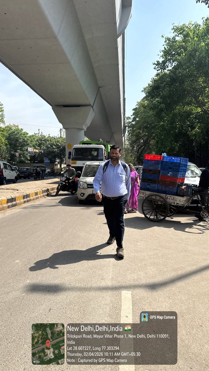 RahulMo38020289's tweet photo. Hvy Traffic Jam at PS Msyur Vihar Road due 2 illegal parking &amp; crption of local &amp; senior police frm  10yrs.Road-fotfath cpturd. Ppl r frcd 2 walk on road. CBI Raid is urntly required here. @CBIHeadquarters @PMOIndia @CMODelhi @LokNiwasDelhi @dtptraffic @DelhiPolice @DCPEastDelhi https://t.co/s6Tr06dW7Y