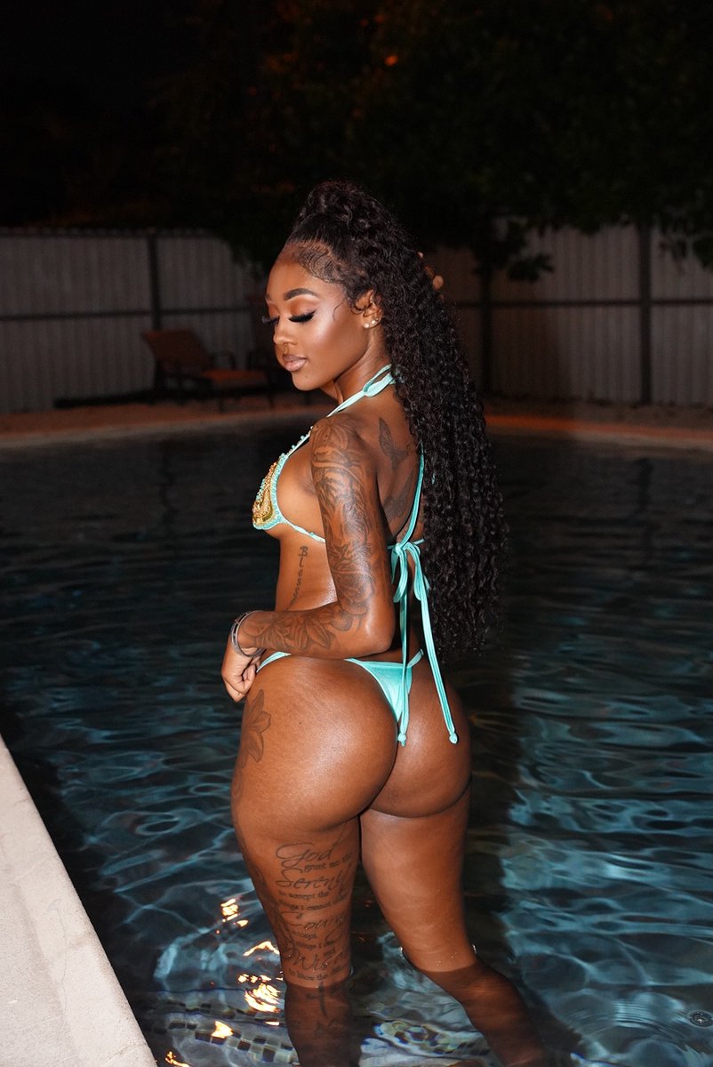 bland_lia's tweet photo. Do you like the view from the back? https://t.co/OjK81j4NCS