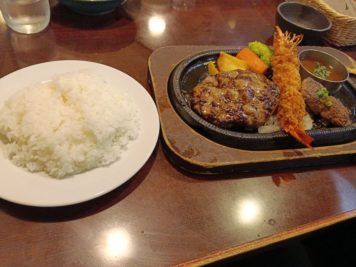 kazuemon12's tweet photo. #スエヒロ館
#ステーキ
#ハンバーグ
#新百合ヶ丘
バクバク🍖🍚 https://t.co/uZNmT6J91p