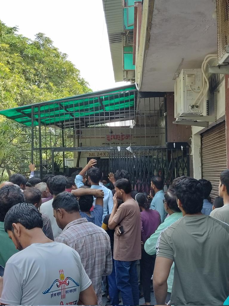 kamleshkumar97's tweet photo. I am at an Indane Gas location in East Delhi and there is a very long queue. @IndianOilcl, could you please let me know when I can expect my cylinder delivery? I've attached a photo of the situation. #IndaneGas #EastDelhi #LPG https://t.co/YUdDzUftPz