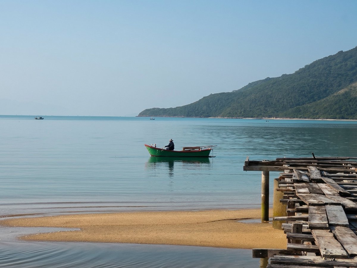 Around Nha Trang Bay.

Life is hard when you are working remote ... the 5G connection isn't all that good.  Hopefully, we gonna hail this fisherman to buy a fresh fish.

$VIET 🇻🇳 <a href="/protonnz/">protonnz ⚛️</a> <a href="/XPRNetwork/">XPR Network</a>  is for whom love Vietnam and its people.