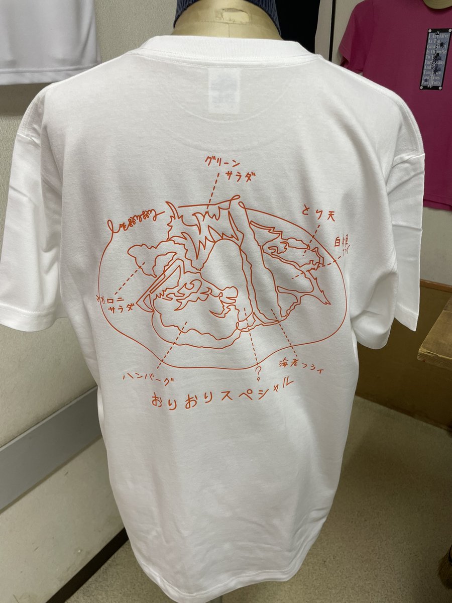 suke_D_base's tweet photo. 《製作実績 新着追加》
スタッフさん用オリジナルＴシャツとして製作させていただきました。
前面には店主様の手書き文字。背面には支給いただいたオリジナルデザインをそれぞれ単色プリント。個性的なＴシャツを色違いで製作いたしました。

☆製作実績詳細ページはコチラ ↓
https://t.co/wkqybrE3ES https://t.co/DfEi5nesTJ
