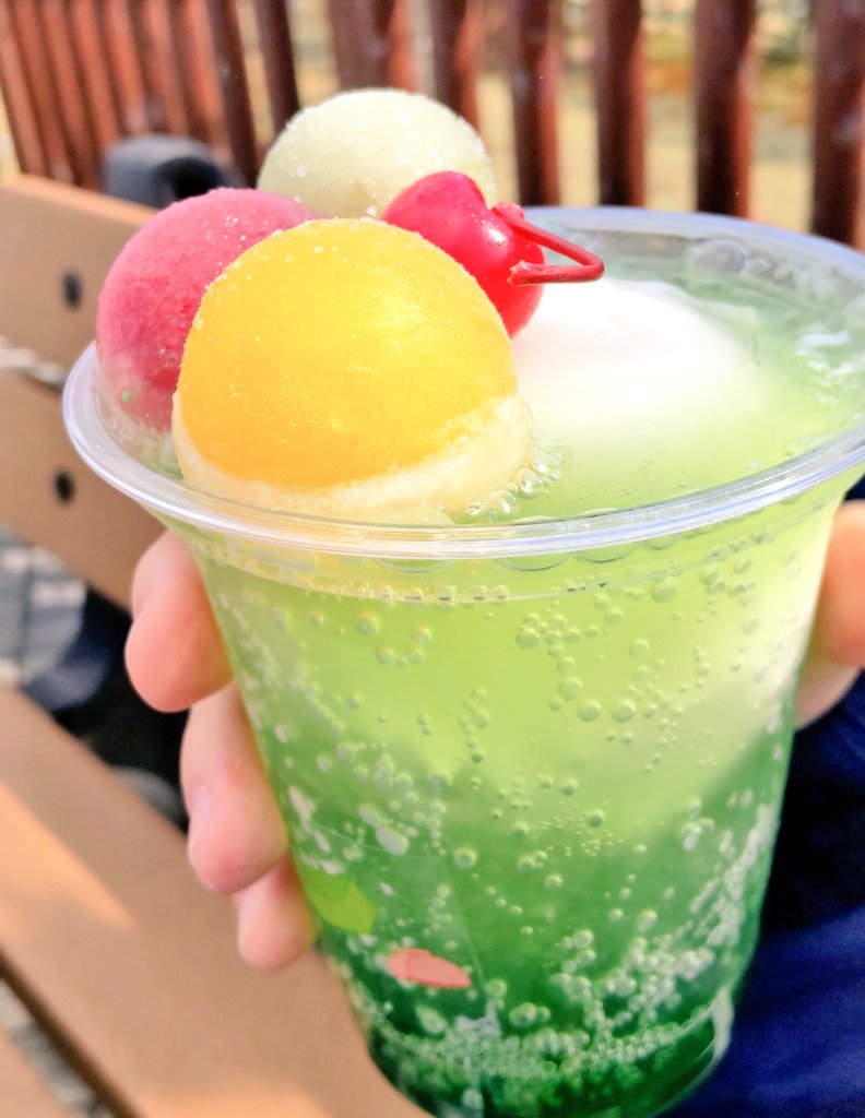siru8881's tweet photo. レゴランド、ゼリーボールフロート（メロン）
可愛い〜💕
ゼリーは凍ったまま食べればシャーベットな感じ😋💕 https://t.co/PaposH90It