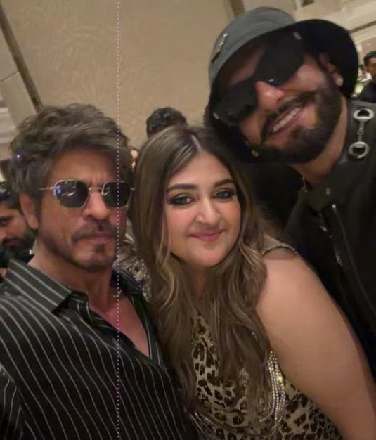 TeamSRKBihar's tweet photo. Selfie of the month 

#SRK #SHAHRUKHKHAN #RANVEERSINGH 
SRK BOLLYWOOD SHAHRUKH KHAN RANVEER SINGH https://t.co/cseA2Ctd6C