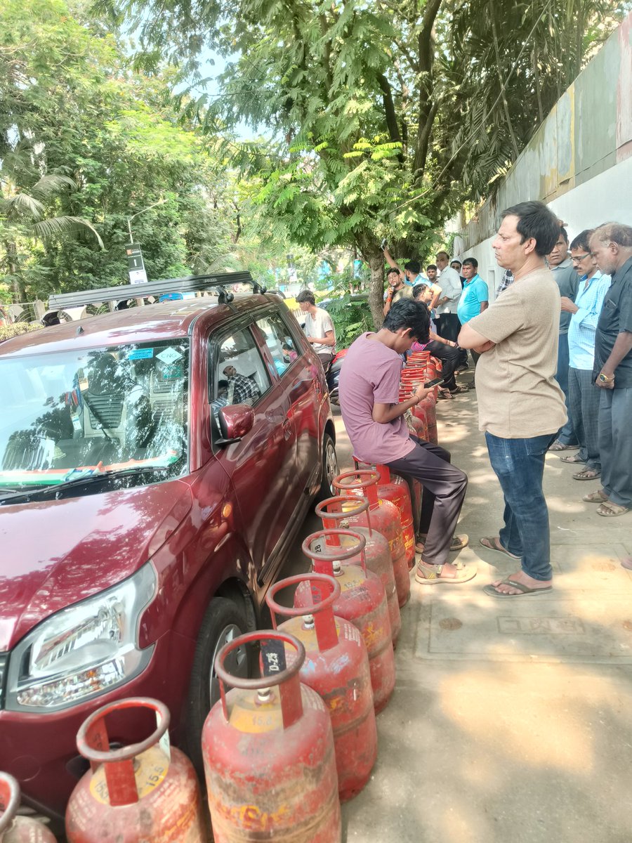 MayuriAShinde's tweet image. @BPCLimited People have been standing in queue since 9:30 AM near Bharath Gas agency chembur, being told to collect cylinders from here but no proper coordination or updates. This is unacceptable mismanagement and waste of public time. #BharatGas #CustomerServiceFailure