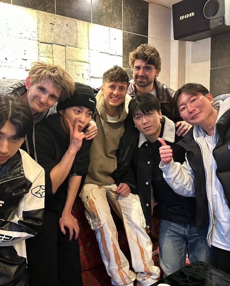 'KNOCK KNOCK!' tweet media