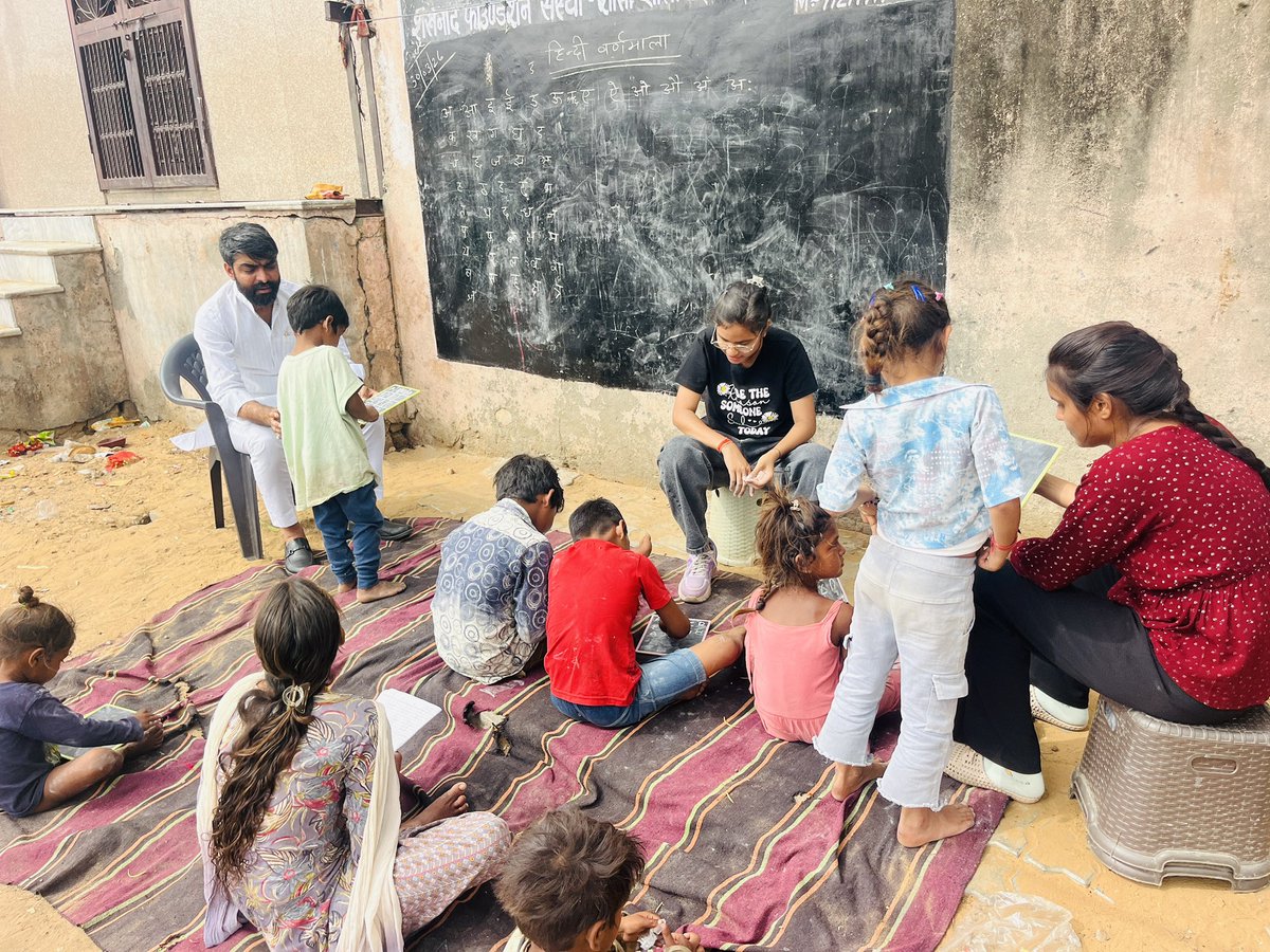 streetschool_'s tweet photo. कुछ तस्वीरें सिर्फ तस्वीर नहीं होतीं, बदलाव की शुरुआत होती हैं…
जयपुर के झालाना की घुमंतू बस्ती में बच्चों के साथ शिक्षा की एक छोटी सी पहल, लेकिन बड़े सपनों की नींव रखती हुई।
जहाँ संसाधन कम हैं, वहाँ हौसले ही सबसे बड़ी ताकत बनते हैं।
हर बच्चा पढ़ेगा, तभी तो भविष्य बदलेग���… https://t.co/d3pWssPVG3