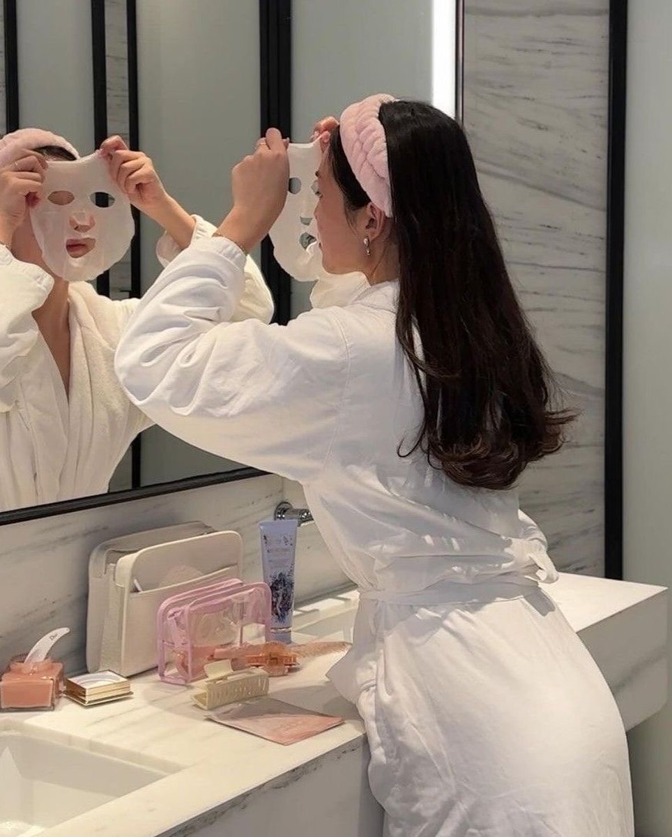Diorgirlx's tweet photo. happy friday 💗 https://t.co/Baq9Nave8l