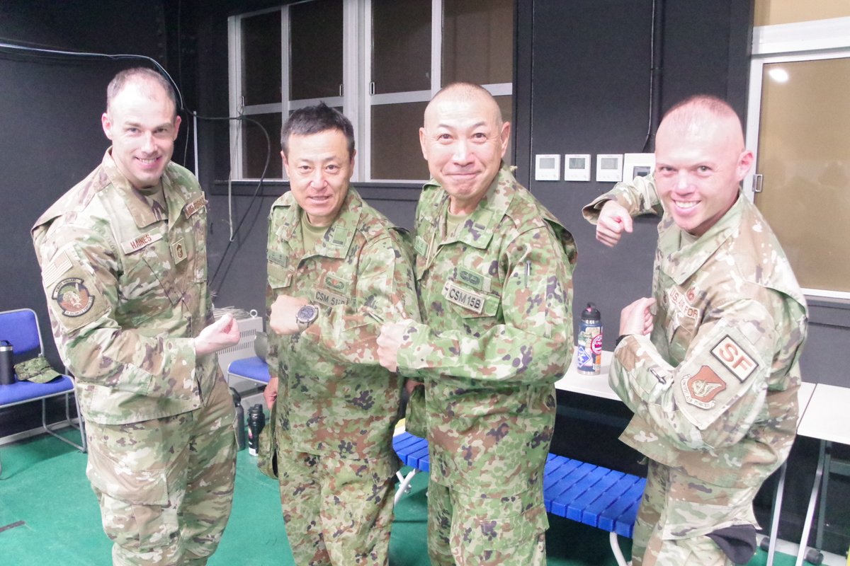 jgsdf_15b_51ir's tweet photo. ハイサイ!!日米交流会in那覇駐屯地✨️
3月20日（金）嘉手納基地に所属する第18憲兵隊の隊員を招いて交流しました☺
51連隊の紹介から始まり、装備品展示や文化交流（書道体験や折り紙）を体験して頂きました。引き続き、日米の信頼関係を築いていきます。
#沖縄 #陸自 #陸上自衛隊 #15旅団 #51普連 https://t.co/HTOiHFOyad