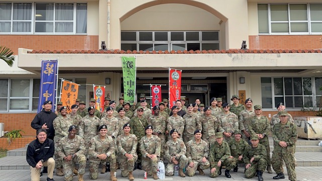 jgsdf_15b_51ir's tweet photo. ハイサイ!!日米交流会in那覇駐屯地✨️
3月20日（金）嘉手納基地に所属する第18憲兵隊の隊員を招いて交流しました☺
51連隊の紹介から始まり、装備品展示や文化交流（書道体験や折り紙）を体験して頂きました。引き続き、日米の信頼関係を築いていきます。
#沖縄 #陸自 #陸上自衛隊 #15旅団 #51普連 https://t.co/HTOiHFOyad
