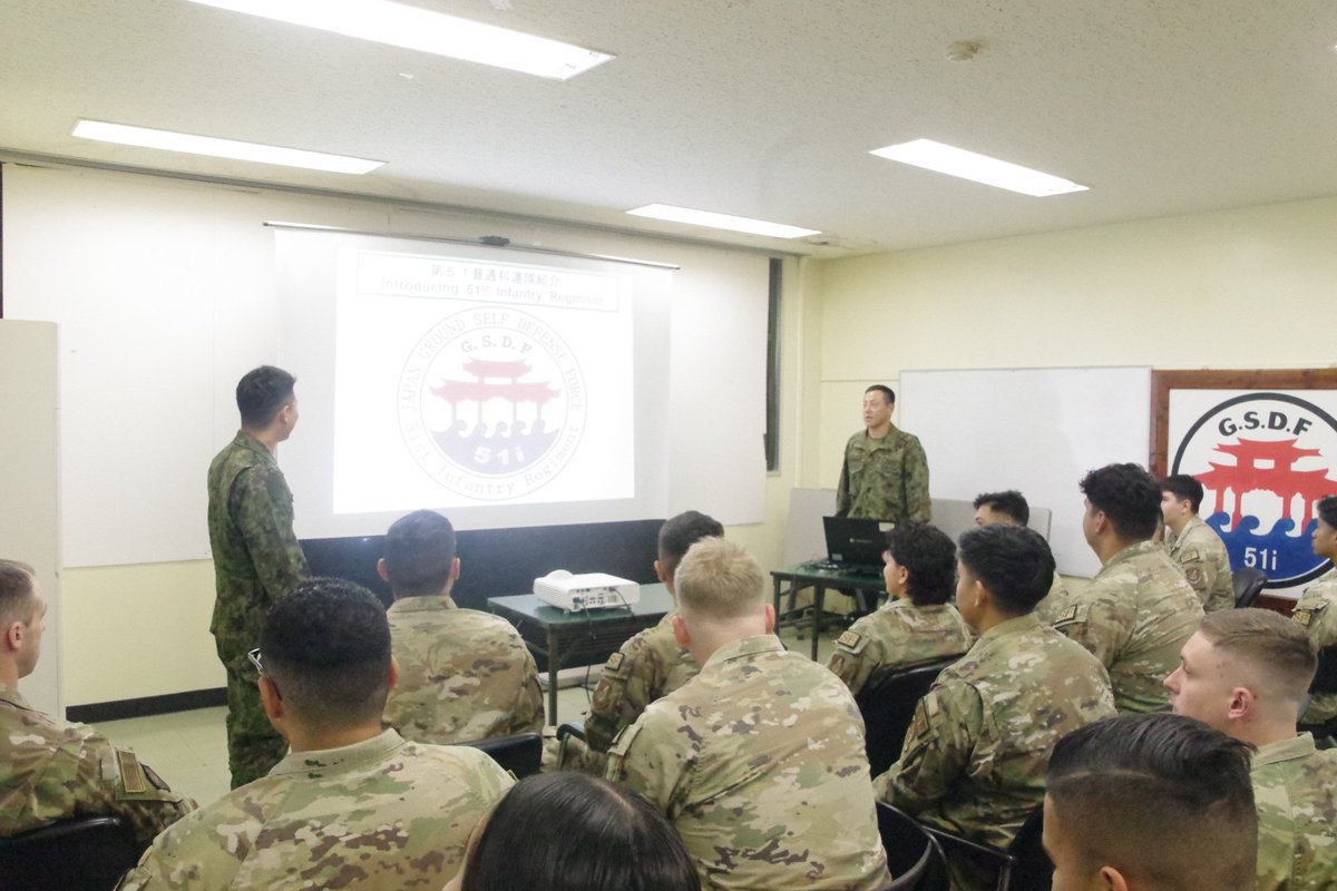 jgsdf_15b_51ir's tweet photo. ハイサイ!!日米交流会in那覇駐屯地✨️
3月20日（金）嘉手納基地に所属する第18憲兵隊の隊員を招いて交流しました☺
51連隊の紹介から始まり、装備品展示や文化交流（書道体験や折り紙）を体験して頂きました。引き続き、日米の信頼関係を築いていきます。
#沖縄 #陸自 #陸上自衛隊 #15旅団 #51普連 https://t.co/HTOiHFOyad