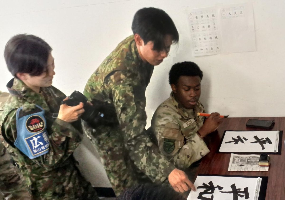 jgsdf_15b_51ir's tweet photo. ハイサイ!!日米交流会in那覇駐屯地✨️
3月20日（金）嘉手納基地に所属する第18憲兵隊の隊員を招いて交流しました☺
51連隊の紹介から始まり、装備品展示や文化交流（書道体験や折り紙）を体験して頂きました。引き続き、日米の信頼関係を築いていきます。
#沖縄 #陸自 #陸上自衛隊 #15旅団 #51普連 https://t.co/HTOiHFOyad