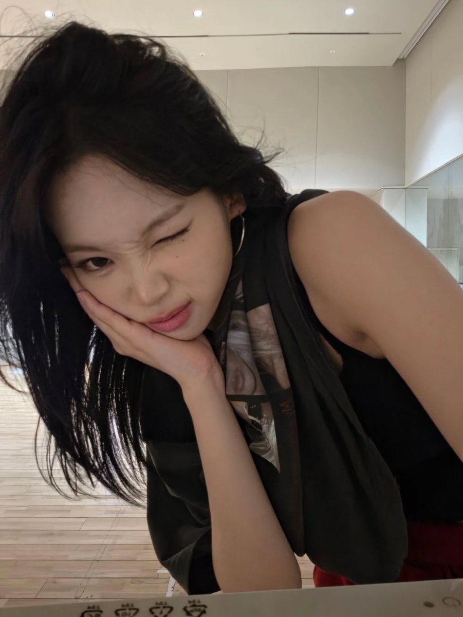 Lesseraphic's tweet photo. the wink and nose scrunch combo is lethal https://t.co/Tqg22Luyq1