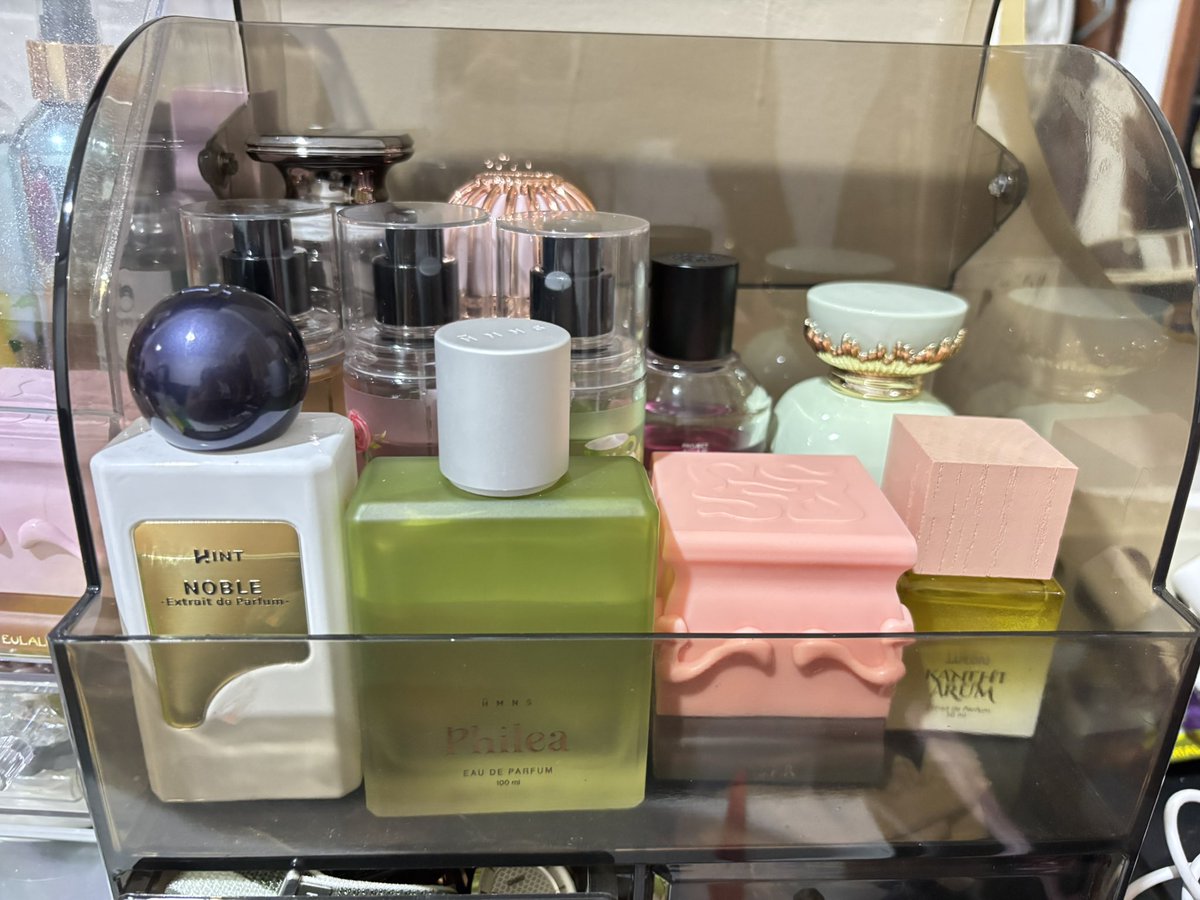 chocolaatossss's tweet photo. @tanyakanrl banyak parfum buat ganti" sesuai mood, dan sesuai sm wangi yg cocok buat siang sm malem, dan lagi dimana kemana sm siapa juga https://t.co/U0gGFjviMB