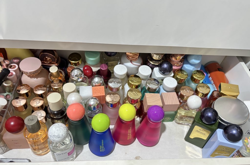 chocolaatossss's tweet photo. @tanyakanrl banyak parfum buat ganti" sesuai mood, dan sesuai sm wangi yg cocok buat siang sm malem, dan lagi dimana kemana sm siapa juga https://t.co/U0gGFjviMB