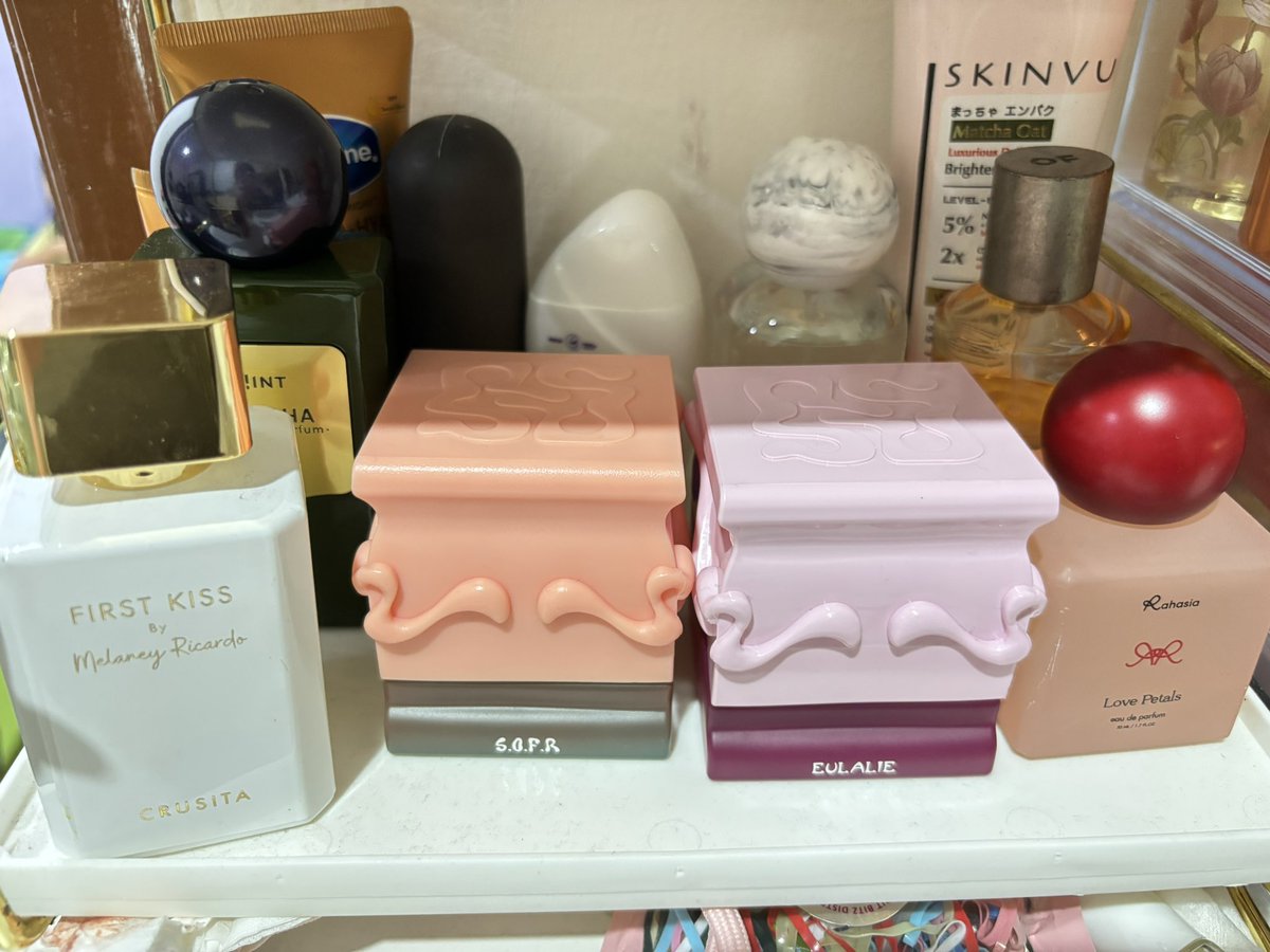 chocolaatossss's tweet photo. @tanyakanrl banyak parfum buat ganti" sesuai mood, dan sesuai sm wangi yg cocok buat siang sm malem, dan lagi dimana kemana sm siapa juga https://t.co/U0gGFjviMB