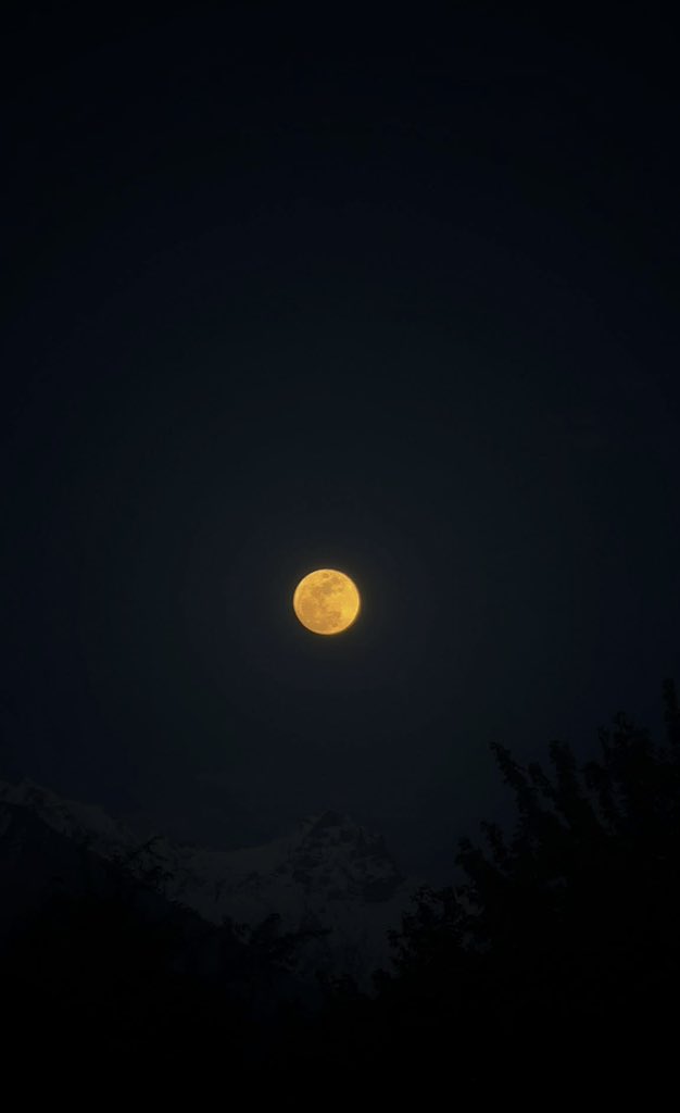 nadiaak32's tweet image. Never in my life have I witnessed a full moon like this… absolutely breathtaking.

 #FullMoon #MoonMagic #NightSky #SkyLovers #NatureBeauty