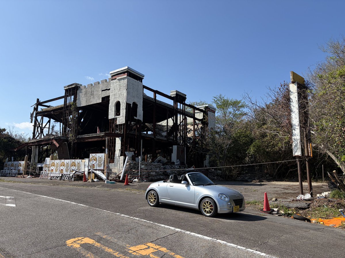 愛知県西尾市の三ヶ根山スカイラインの有名な廃墟に来てます。
