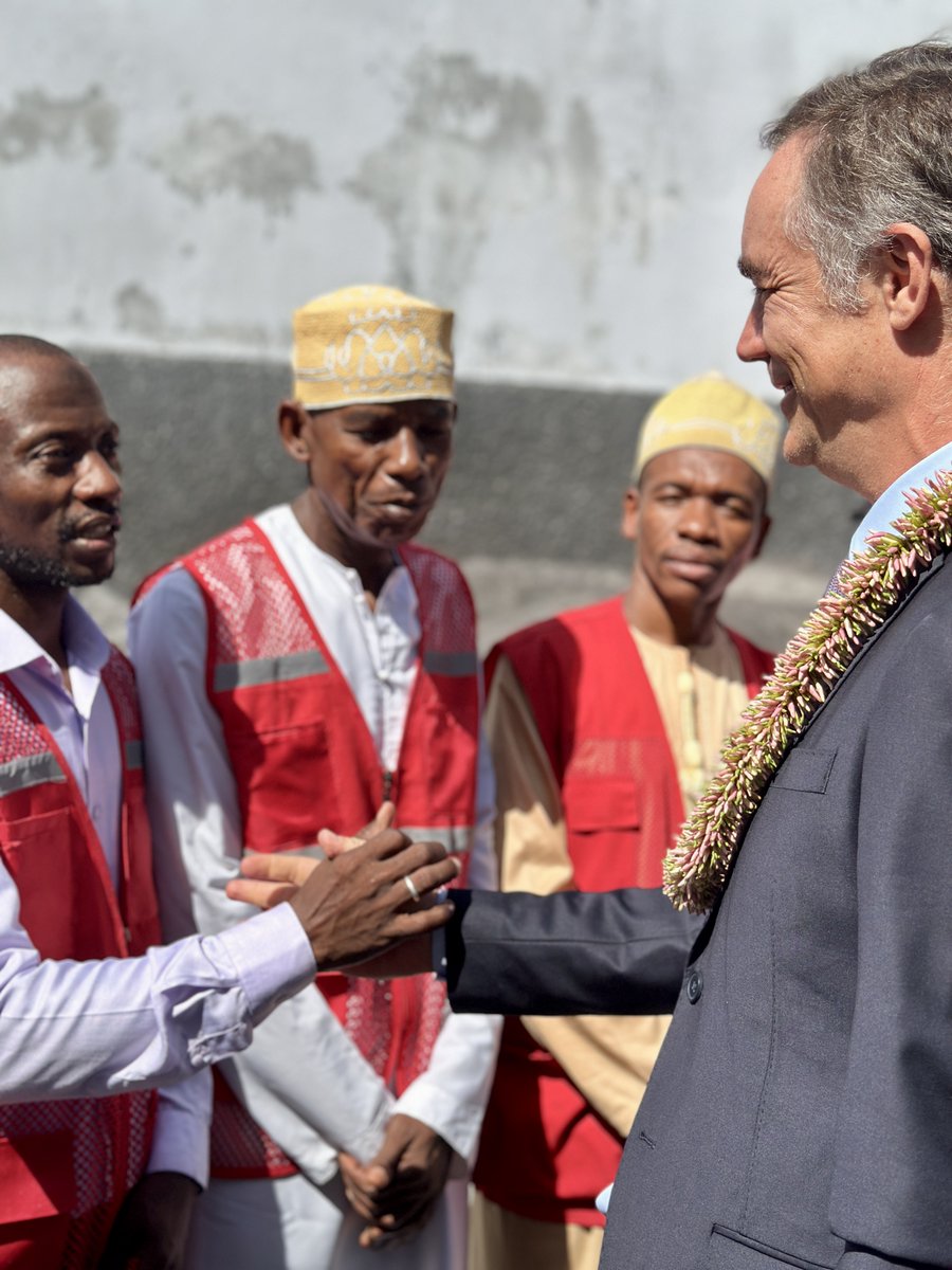 AmbaFrancekm's tweet photo. 🇫🇷🇰🇲L’ambassadeur de France, Étienne Chapon, a rencontré le Croissant Rouge Comorien pour saluer l’engagement des volontaires et échanger sur les actions de secours, santé et urgences.

Il a aussi visité un entrepôt financé par l'@AFD_France, renforçant la réponse aux crises. https://t.co/Hvd3wbpqPo