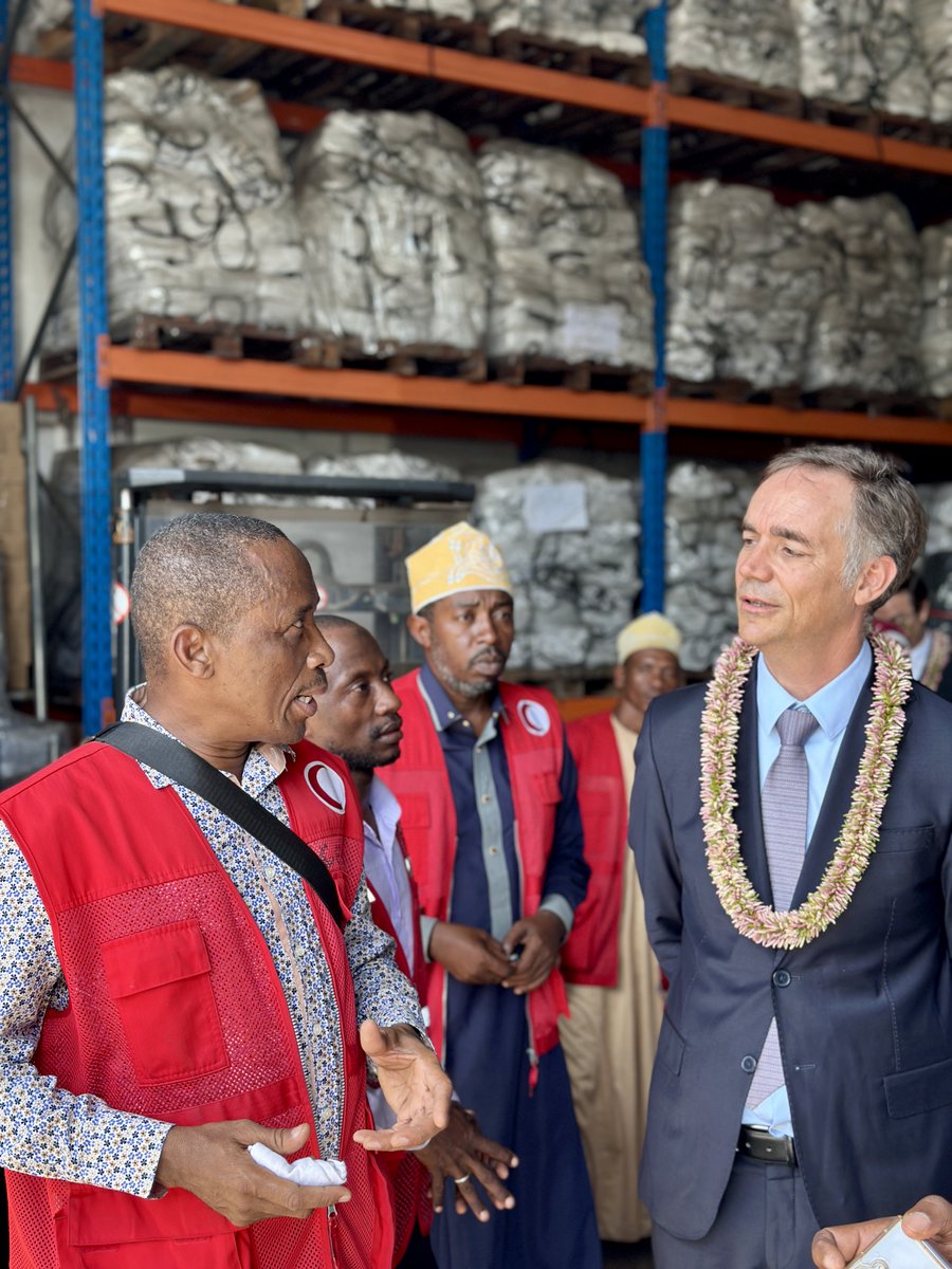 AmbaFrancekm's tweet photo. 🇫🇷🇰🇲L’ambassadeur de France, Étienne Chapon, a rencontré le Croissant Rouge Comorien pour saluer l’engagement des volontaires et échanger sur les actions de secours, santé et urgences.

Il a aussi visité un entrepôt financé par l'@AFD_France, renforçant la réponse aux crises. https://t.co/Hvd3wbpqPo