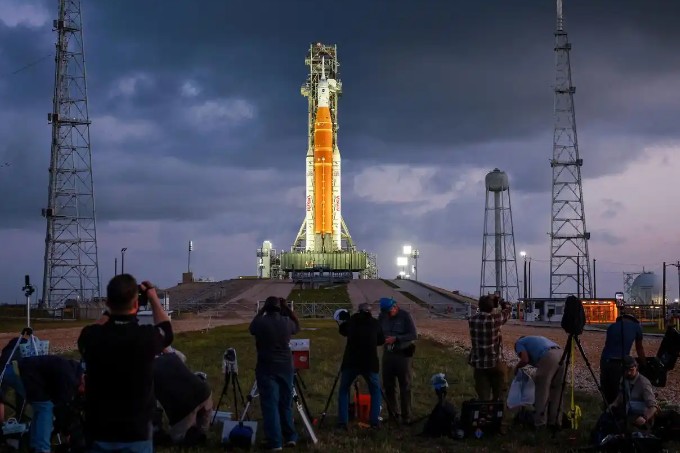 DiarioPovo's tweet image. 🚀🌕A missão lunar #ArtemisII da #NASA decolou na quarta-feira (1º), partindo do estado norte-americano da Flórida, levando quatro astronautas no primeiro voo tripulado ao redor da #Lua em mais de 50 anos.
portuguese.people.com.cn/n3/2026/0402/c…