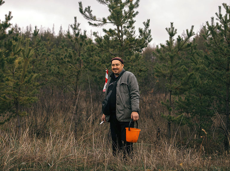ScienceAtRisk's tweet photo. Across eastern Europe, foraging is a popular activity that allows people to enjoy time in nature. And in Ukraine, considered the breadbasket of Europe, the practice is part of life. https://t.co/AJdnLckniV
