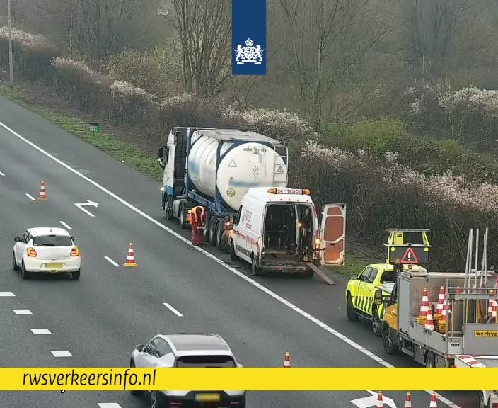RWSverkeersinfo's tweet image. ❌ | Op knp. Prins Clausplein (#A4) staat een vrachtwagen met pech. De hulptroepen zijn inmiddels druk bezig om het pechgeval weer op weg te helpen. Verkeer richting het zuiden moet vanaf knp. Hofvliet rekening houden met 30 minuten extra reistijd.