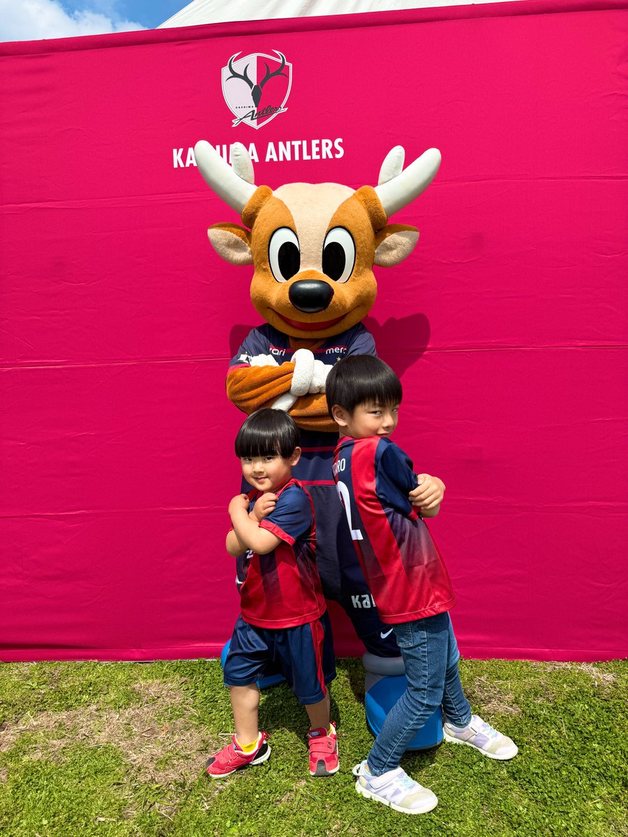 anton_antlers's tweet photo. このまえ、つくば #THfes にきてくれたみんな、ありがとうっ🤍🦌
キックターゲットにいっぱいさんかしてくれたり、ハイタッチいっぱいしてくれたり、
とってもたのしいイベントだったね🙌⚽️💨

アントラーズのサポーターもたくさんいて、こえかけてくれてうれしかったよっ🤭✨️

#鹿島アントラーズ #しかお #アントン