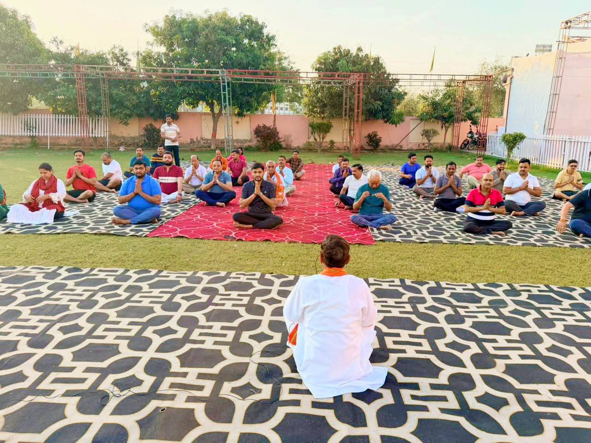NeerajSinghSays's tweet photo. आज पंडित दीनदयाल उपाध्याय महा अभियान प्रशिक्षण वर्ग 2026 में सुबह की शुरुआत योगाभ्यास से हुई।

योग केवल शरीर को स्वस्थ रखने का माध्यम नहीं, बल्कि मन, बुद्धि और आत्मा को संतुलित करने का भी श्रेष्ठ साधन है।

प्रशिक्षण वर्ग में इस ऊर्जावान शुरुआत ने पूरे दिन के कार्यक्रमों के लिए नई ऊर्जा और सकारात्मकता प्रदान की।