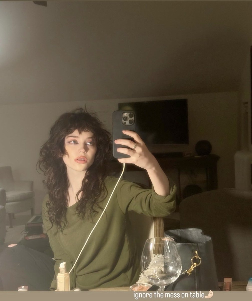 “Ignore the mess on table” GIRL NOBODY LOOKING AT THAT DAMN CHAIR