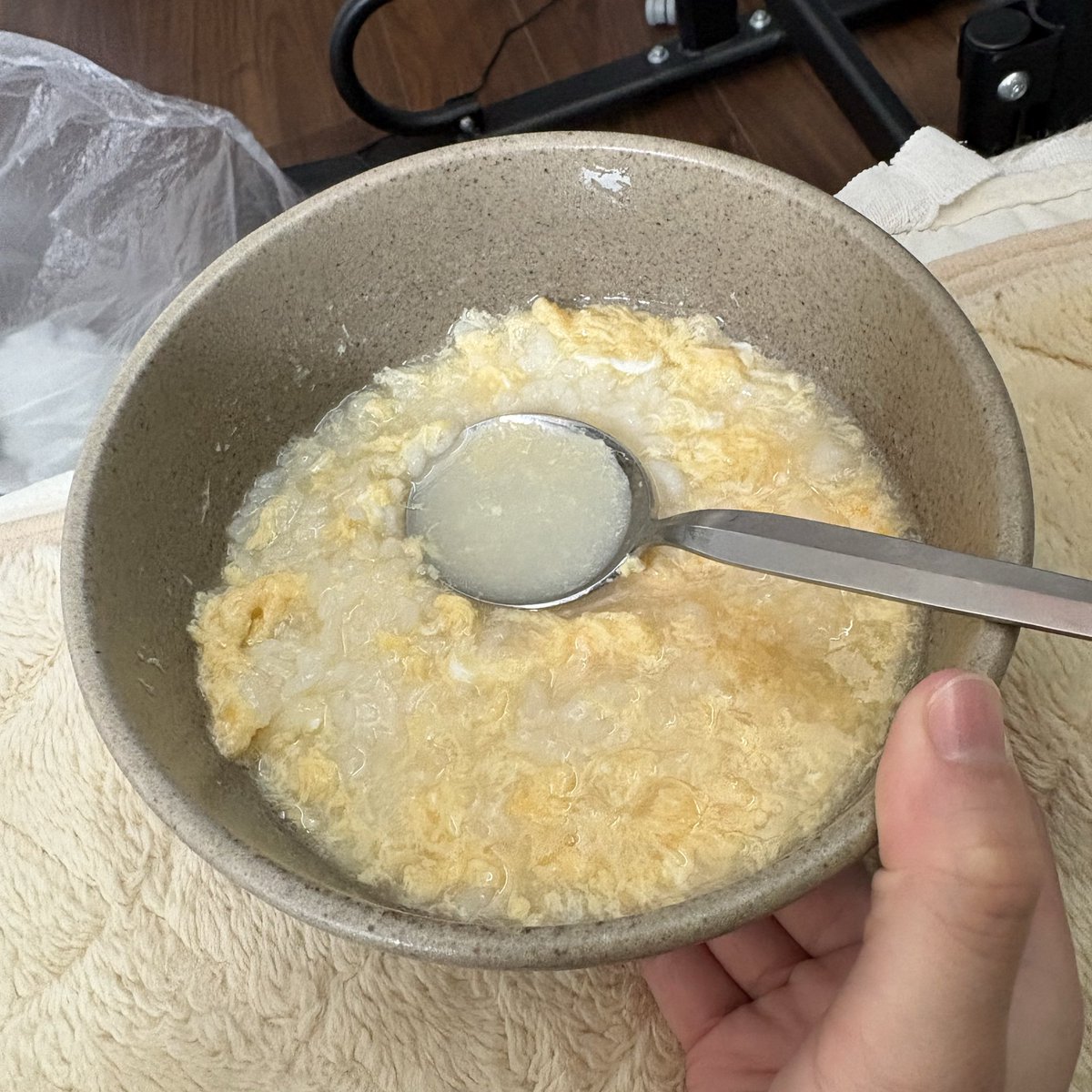 sunlightwebdes1's tweet photo. たぶんインフルエンザ。
長男がお粥を作ってくれ、次男がアクエリと頭冷やすヤツ持ってきてくれた。
なんていい子たちに育ったんだよ。
お粥もアクエリも最高に美味しい...🥲

三男は私を心配することはなくふらふら遊びに行ったのもまたおもしろい https://t.co/7xC9jlG17z