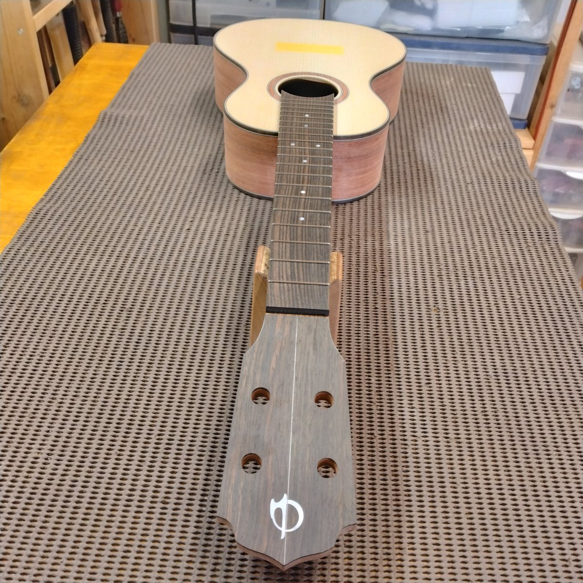 olushinne's tweet photo. 製作中のウクレレはフレット打ち、ネックの成形、ブリッジの位置決めが終わりました。
この後は研磨と面取りと進み、塗装の工程へ入っていきます。 https://t.co/41EvQA7PVD