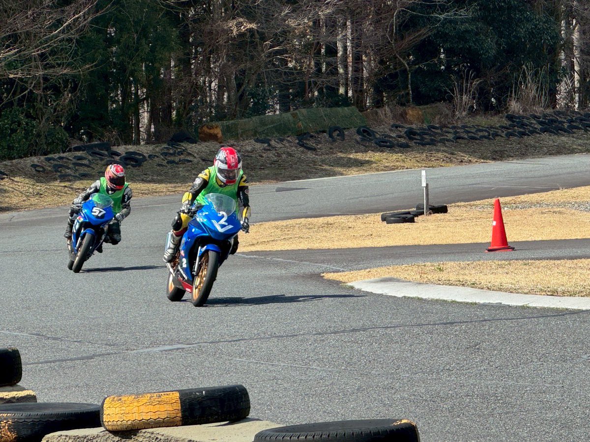 motoriderss's tweet photo. ②走行枠は1枠につき約5台でコースを広々と使います。20分の枠のうち10分が走行、10分がレクチャータイムです。少数ですので安全ですし、レクチャータイムもしっかりと取っているので、マンツーマンで質の高い練習が可能です。走行ごとに講師がカルテにアドバイスを記入してくれます！ https://t.co/6AMrEgNXvH