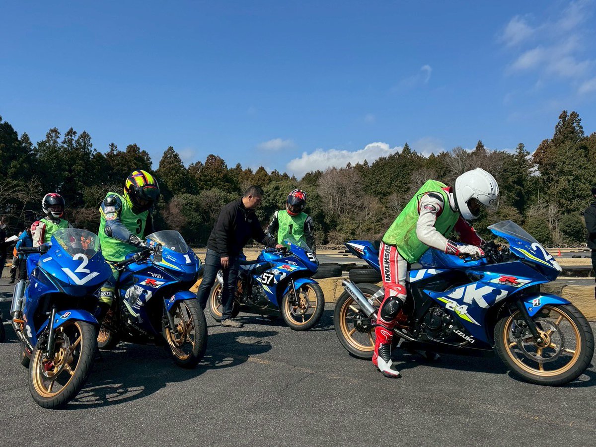 motoriderss's tweet photo. ②走行枠は1枠につき約5台でコースを広々と使います。20分の枠のうち10分が走行、10分がレクチャータイムです。少数ですので安全ですし、レクチャータイムもしっかりと取っているので、マンツーマンで質の高い練習が可能です。走行ごとに講師がカルテにアドバイスを記入してくれます！ https://t.co/6AMrEgNXvH