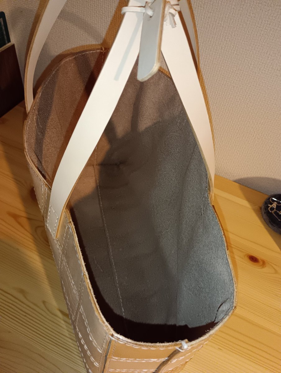 naturalface21's tweet photo. 完成したパッチワークレザートート。
オーダーの寸法のきりが良かったので一定サイズのパッチワークで作成できました。
幅も10cmでかなり汎用性が高そう。
見え辛いけどバッグ底部、角の部分は補強を施しより型崩れしにくく長く使用していただけるように工夫しました。
沢山使っていただけますように🙏 https://t.co/lazRKeXFee