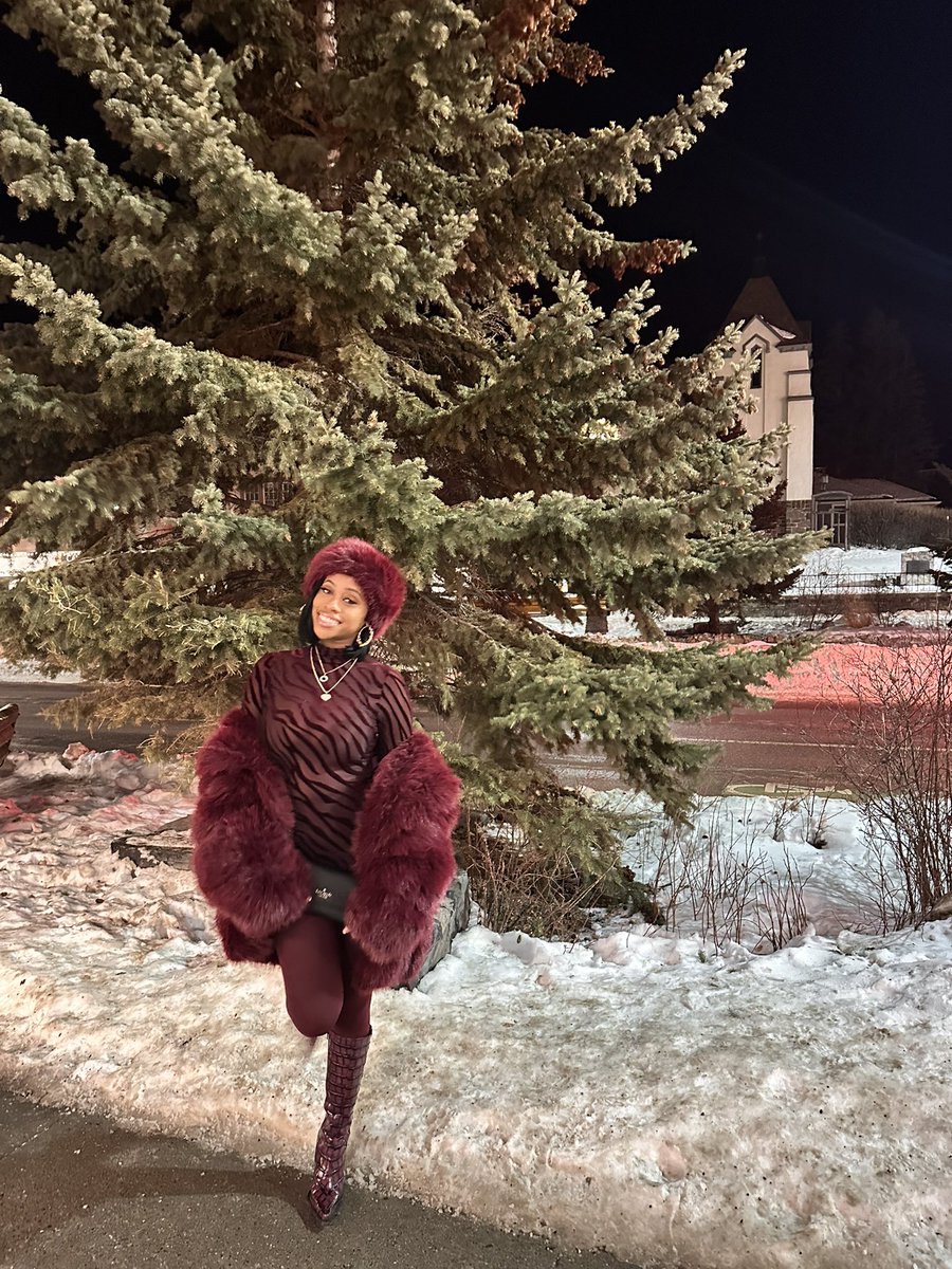 ameiiraah's tweet image. 23 in Canada. #old