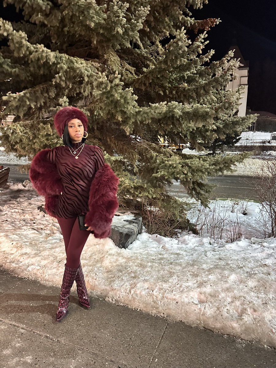 ameiiraah's tweet image. 23 in Canada. #old