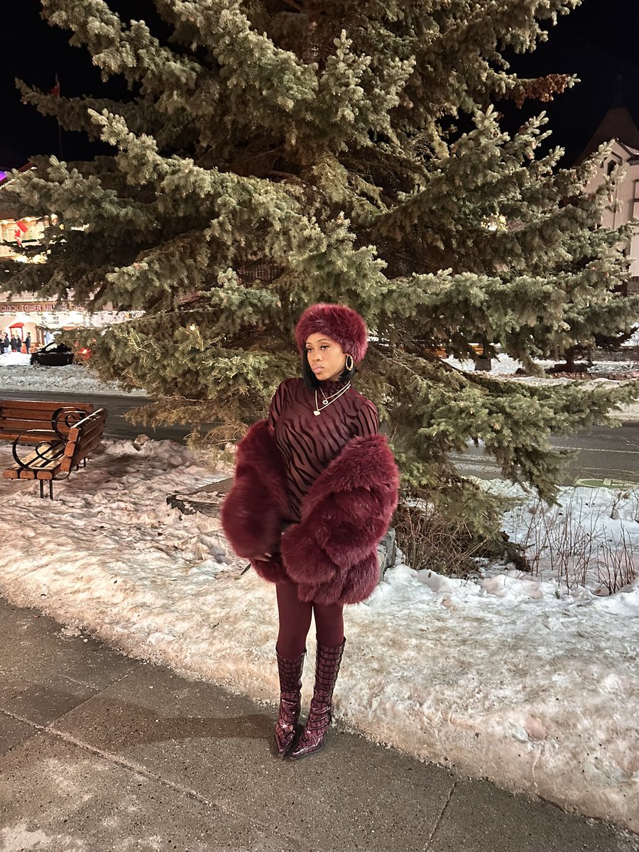 ameiiraah's tweet image. 23 in Canada. #old