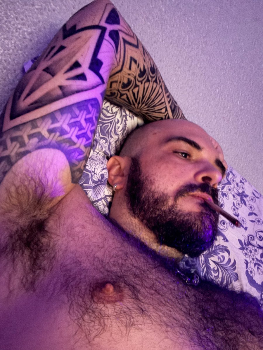 O vício é real: sovaco ou peito? 🐻⛓️

Qual desses te faz perder o juízo primeiro? Responde A ou B e me diz o porquê. 👇